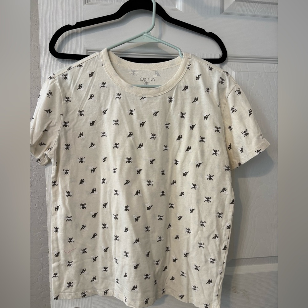Zoe + Liv White T-Shirt with Bee Print Size M